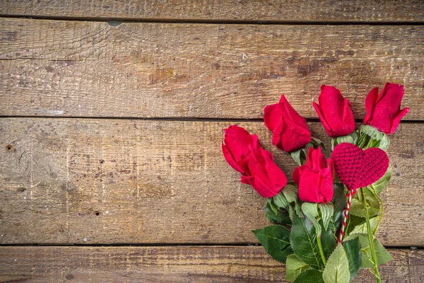 Ahşap Arka Planda Kırmızı Kalpli Kırmızı Gül Buketi Sevgililer Günü — Stok fotoğraf