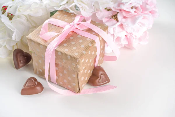 Presente Dos Namorados Com Flores Chocolates Dia Dos Namorados Concurso — Fotografia de Stock