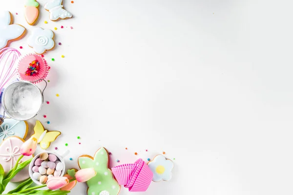 Солодке Великоднє Випічка Готує Фон Традиційним Пасхальним Кроликом Яєчним Печивом — стокове фото
