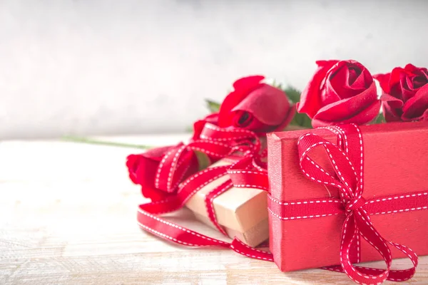 Valentinstag Konzept Rote Rosen Und Geschenkboxen Mit Festlichem Band Und — Stockfoto