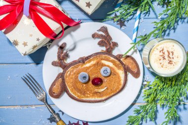 Noel sabahı kahvaltısı, çocuklar için brunch ziyafeti. Böğürtlen, çikolata ve vanilya hamurundan yapılmış komik ren geyiği krepleri.