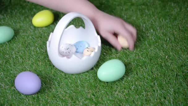 小高加索女孩的手在篮子里收集复活节彩蛋 复活节彩蛋传统 孩子们的春天派对很好玩 — 图库视频影像