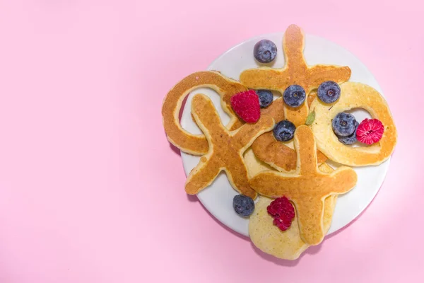 Xoxo Berbentuk Valentines Pancake Dengan Berry Dan Kopi Latte Mug — Stok Foto