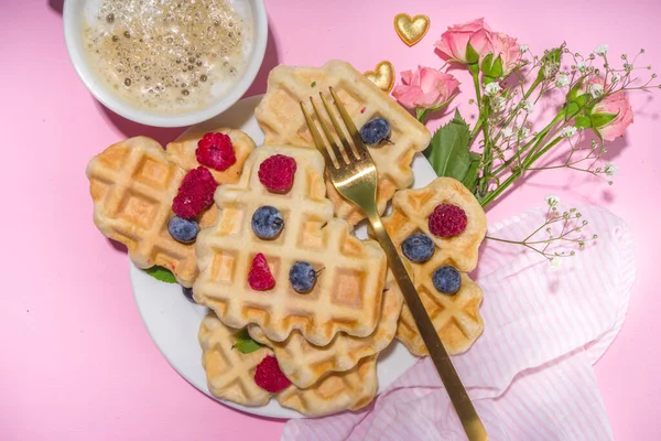 Herzförmige Valentinswaffeln Mit Beeren Und Kaffee Latte Becher Auf Rosa — Stockfoto