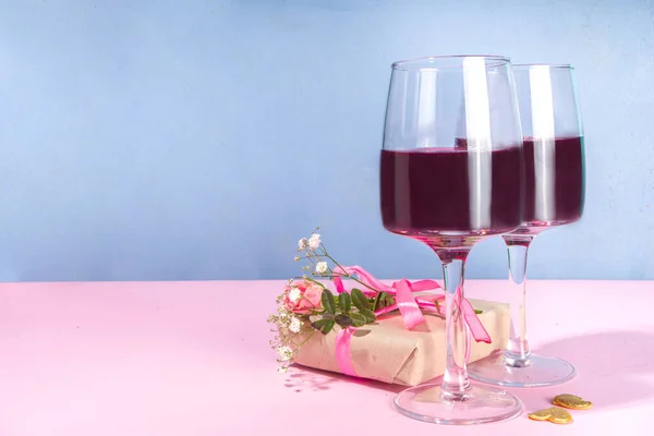 Valentinstag Geschenk Box Und Weingläser Über Zartem Blau Rosa Hintergrund — Stockfoto