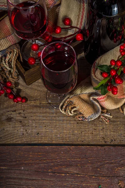冬季葡萄酒品尝变质的背景 木制底座上有两个玻璃杯的手工酒瓶 有舒适的格子花和冬季装饰的复制空间 — 图库照片