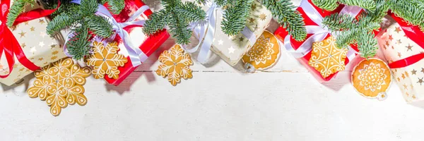 Traditionelle Weihnachtsgrußkarte Hintergrund Weiße Und Rote Geschenkboxen Mit Festlichen Bändern — Stockfoto