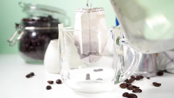 Moderne Trendy Snelle Koffie Zetten Het Meisje Zet Gemalen Koffie — Stockvideo