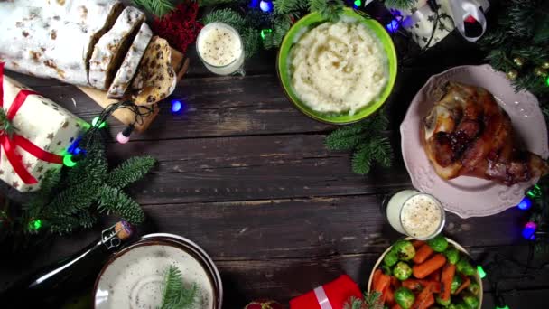 圣诞餐桌 有传统食品和烤火腿 烤胡萝卜和芽菜 还有圣诞装饰和礼物 — 图库视频影像