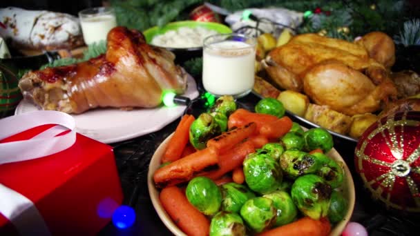 伝統的な食べ物や料理焼きハム ローストニンジン ブリュッセルの芽 ジャガイモ クリスマスの装飾や贈り物とお祭りのクリスマスディナーテーブル — ストック動画