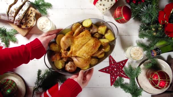 伝統的な食べ物や料理焼きハム ローストニンジン ブリュッセルの芽 ジャガイモ クリスマスの装飾や贈り物とお祭りのクリスマスディナーテーブル — ストック動画