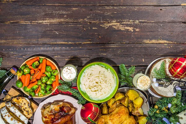 Festlicher Weihnachtstisch Mit Traditionellen Speisen Und Gebackenem Schinken Hühnchen Gebratenen — Stockfoto