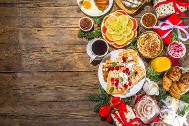 Geleneksel yiyecekler, krepler, Belçika waffleları, kızarmış yumurta, kruvasan, çalıntı kurabiyeler, portakal suyu ve kahve, tarçınlı pirinç lapası,