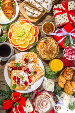 Geleneksel yiyecekler, krepler, Belçika waffleları, kızarmış yumurta, kruvasan, çalıntı kurabiyeler, portakal suyu ve kahve, tarçınlı pirinç lapası,