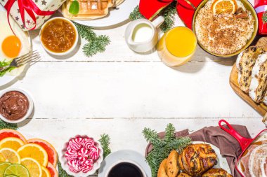Geleneksel yiyecekler, krepler, Belçika waffleları, kızarmış yumurta, kruvasan, çalıntı kurabiyeler, portakal suyu ve kahve, tarçınlı pirinç lapası,