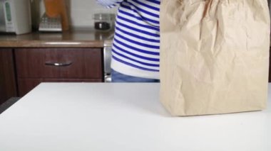 Kafkasyalı kadın, restorandan ısıt ve ye yemek kutularıyla birlikte paketi parçalara ayırıyor. Sipariş servisi yemek konsepti, yakın plan.