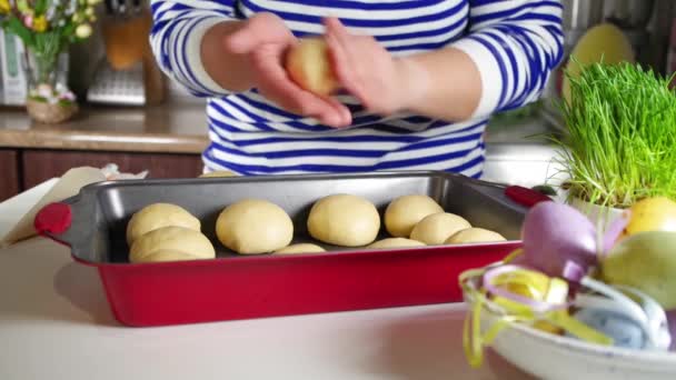 Mujer Caucásica Cocinando Bollos Cruzados Calientes Bollos Tradicionales Horno Pascua — Vídeos de Stock