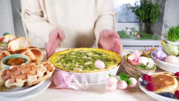 Mujer Preparar Cena Festiva Almuerzo Pascua Platos Tradicionales Pascua Mesa — Vídeos de Stock