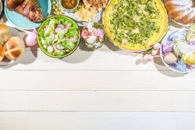 Bayram yemeği, Paskalya brunch 'ı. Geleneksel Paskalya yemekleri aile sofrasında - pişmiş et, kiş, bahar salatası, kek, renkli yumurta, sıcak haç çörekleri