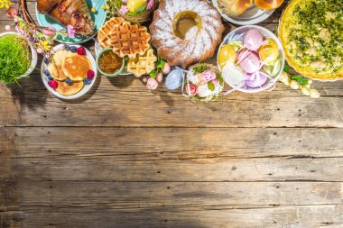 Bayram yemeği, Paskalya brunch 'ı. Geleneksel Paskalya yemekleri aile sofrasında - pişmiş et, kiş, bahar salatası, kek, renkli yumurta, sıcak haç çörekleri