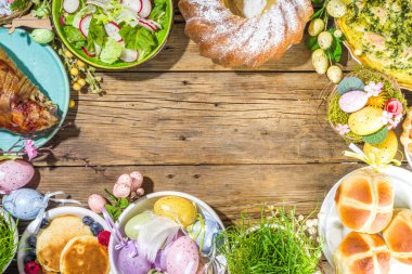 Bayram yemeği, Paskalya brunch 'ı. Geleneksel Paskalya yemekleri aile sofrasında - pişmiş et, kiş, bahar salatası, kek, renkli yumurta, sıcak haç çörekleri