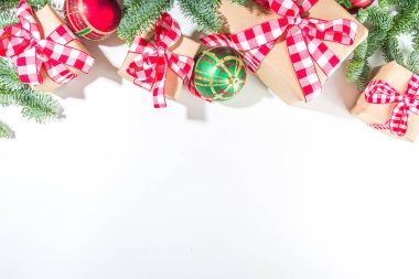 El yapımı hediye kutularıyla Noel arkaplanı, köknar ağacı dalları ve Noel ağacı topu, beyaz arkaplan kopya alanı