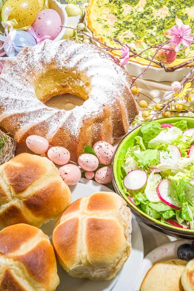 Feestelijk Diner Paasbrunch Traditionele Paasgerechten Familietafel Gebakken Vlees Quiche Voorjaarsalade — Stockfoto