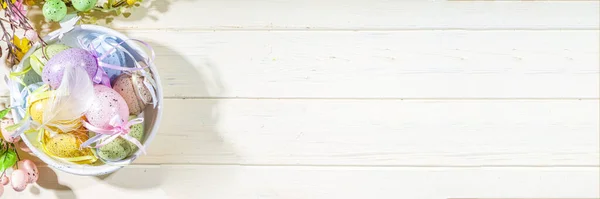 Пасха Рисовала Красочные Пастельные Яйца Корзине Перьями Светлом Деревянном Фоне — стоковое фото