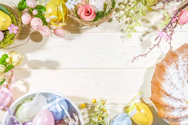 Ostern Bemalte Bunte Pastelleier Einem Korb Mit Federn Auf Hellem — Stockfoto