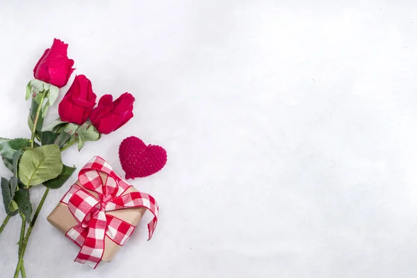 Valentijnsdag Vakantie Achtergrond Ambachtelijke Geschenkdoos Met Lint Rozenbloemen Hartendecoratie Kopieerruimte — Stockfoto