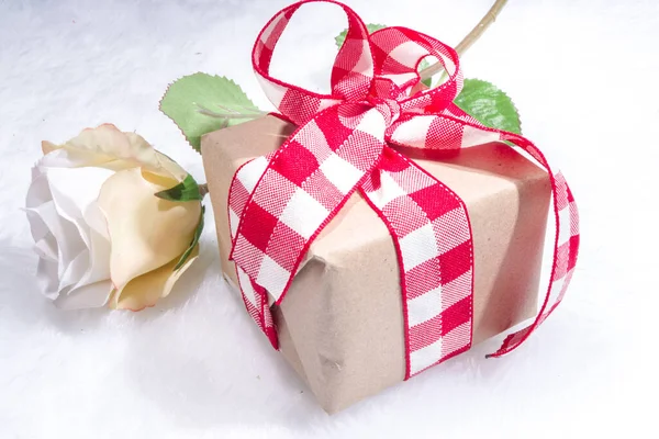 情人节的背景 带有彩带的手工纸制礼品盒 玫瑰花和红心装饰 红色背景 顶视图复制空间 — 图库照片