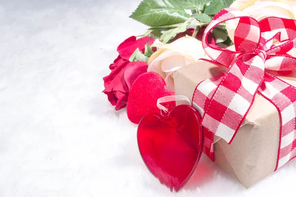 Valentýnské Prázdniny Pozadí Řemeslné Papírové Dárkové Krabice Stuhou Růže Květiny — Stock fotografie