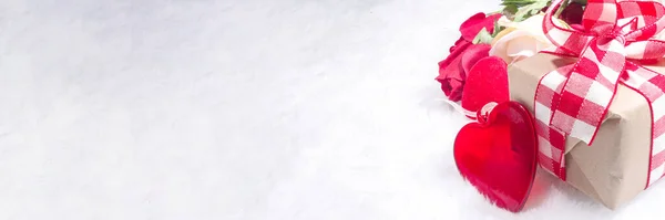 Valentinstag Feiertag Hintergrund Bastelpapier Geschenkschachtel Mit Schleife Rose Blumen Und — Stockfoto
