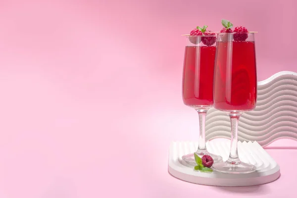 Röd Mimosas Cocktail Klassisk Mimosa Dryck Med Hallonsaft Hallon Och — Stockfoto