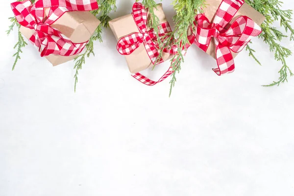 Weihnachtsgeschenke Zum Neuen Jahr Handgefertigte Verpackungen Mit Festlichem Band Tannenbaumzweige — Stockfoto