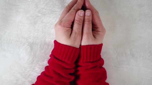 Frauenhände Öffnen Sich Großaufnahme Video Gestrickte Rote Herzen Handflächen Valentinstag — Stockvideo