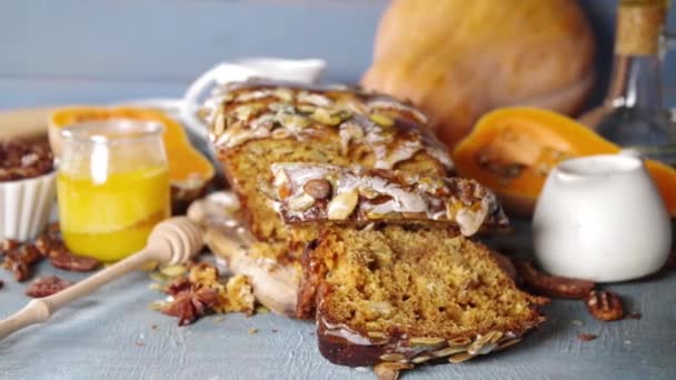 Glütensiz Kabak Ekmeği Kabak Çekirdeği Ceviz Mavi Mutfak Masasında — Stok video