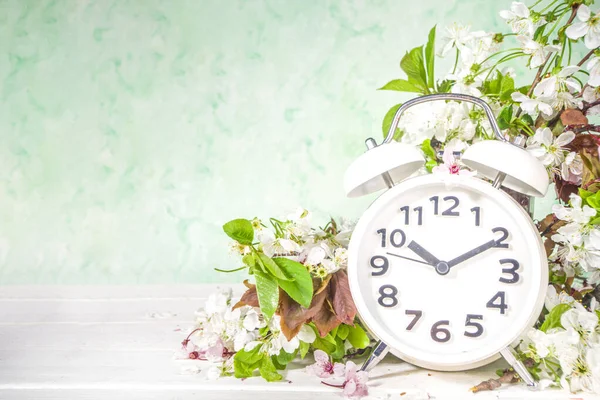 Spring Forward Time Concepto Ahorro Luz Diurna Con Reloj Despertador — Foto de Stock