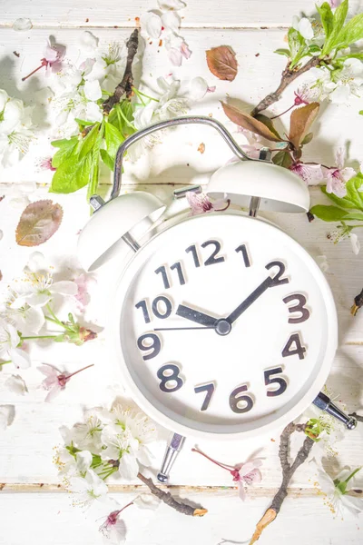 Spring Forward Time Concepto Ahorro Luz Diurna Con Reloj Despertador — Foto de Stock