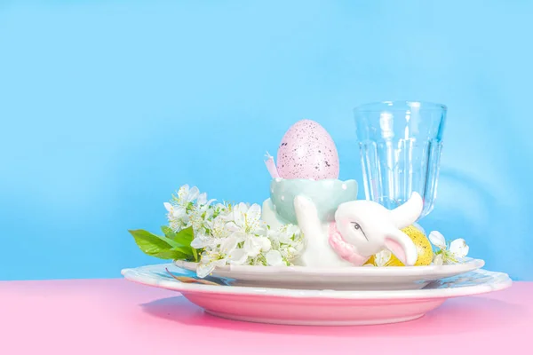 Easter Table Setting Decoration Colorful Easter Eggs Spring Garden Blossom — Fotografia de Stock