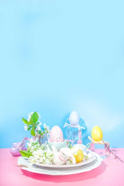 Easter Table Setting Decoration Colorful Easter Eggs Spring Garden Blossom — Fotografia de Stock