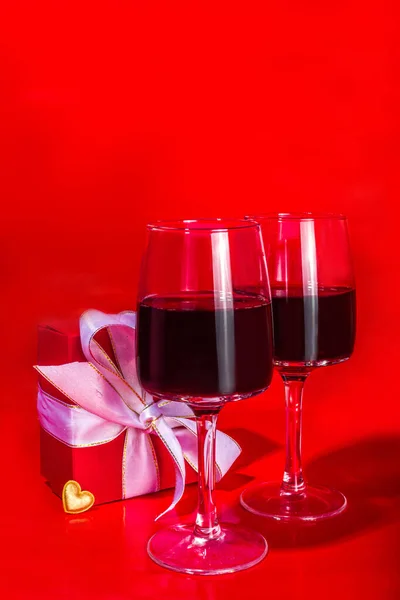 Valentijnsdag Geschenkdoos Wijnglazen Met Gouden Hart Decor Rode Achtergrond Kopieerruimte — Stockfoto