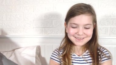 Çocuklar için teknoloji ve güzellik vlogu. Güzel beyaz blogcu kız makyaj yapıyor, makyaj yapıyor, makyaj malzemelerini ve yüz pudrasını gösteriyor. Kız Kayıt Blog 'u, Kamera ile Konuşma