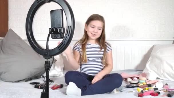 Technologie Und Schönheit Vlog Für Kinder Nettes Kaukasisches Bloggermädchen Beim — Stockvideo