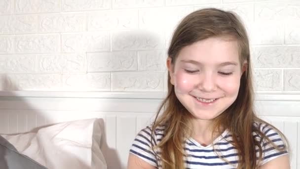 Technologia Piękno Vlog Dla Dzieci Ładna Biała Blogerka Robi Makijaż — Wideo stockowe