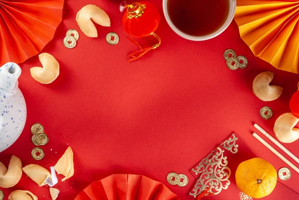 Chinese Nieuwjaarsachtergrond Rood Goudgeel Plat Met Traditioneel Chinees Nieuwjaarsdecor Enveloppen — Stockfoto