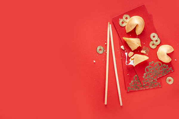 Новый год в Китае. Красная и золотисто-желтая плоскости с традиционным китайским новогодним убранством, эмблемы с пожеланиями, золотые монеты, веера, китайские фонари, апельсины и чай