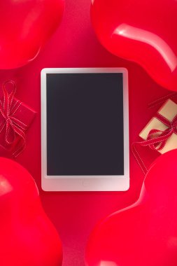 Sevgililer Günü arkaplanı kırmızı kalp şeklinde balonlar, gül çiçekleri ve kırmızı arka plandaki hediye kutuları çerçeve fotokopi alanı, Sevgililer Günü tebrik kartı modeli