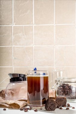 Modern eritilebilir içecekler, sağlıklı ev yapımı çözünebilir dondurulmuş kahve espresso küpleri. 