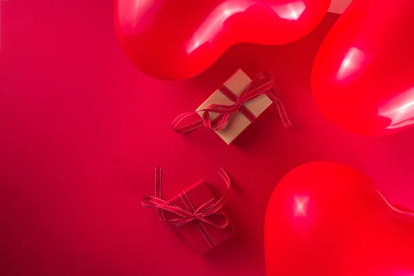 情人节甜蜜的假日背景红心气球 玫瑰花和礼品盒在红色背景上顶框复制空间 模仿情人节贺卡 — 图库照片